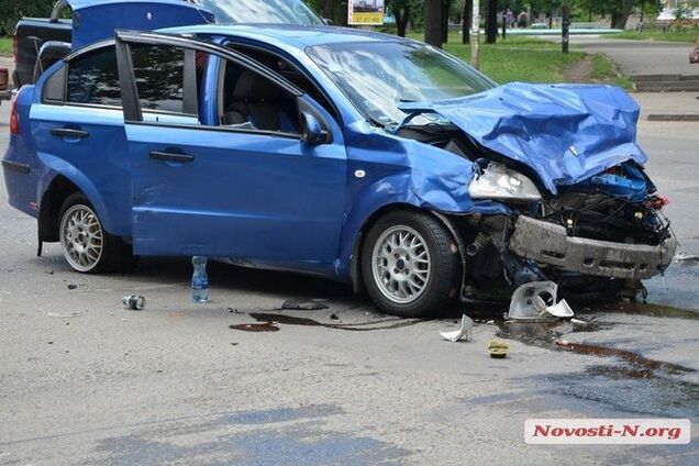 В Николаеве в авто главы обллесхоза врезался Chevrolet военных: есть раненые