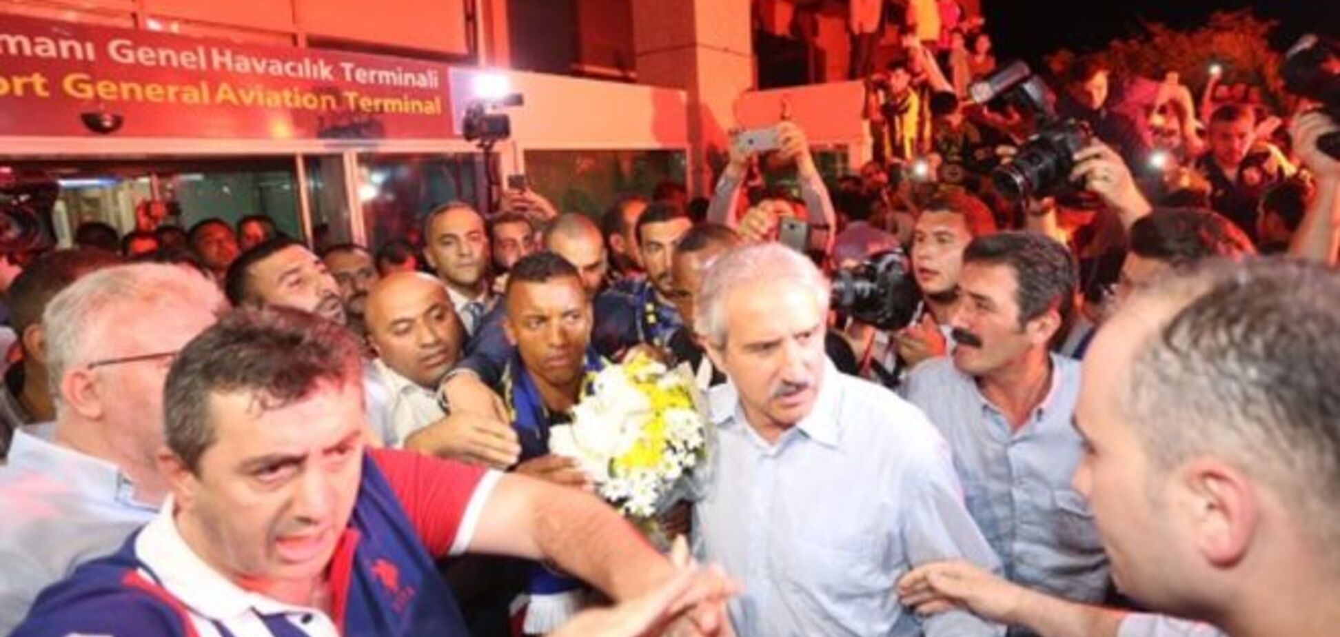 Турецкие болельщики шокировали знаменитого футболиста своим приёмом