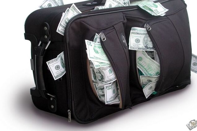 В России ФСБ конфисковала у депутата Госдумы 100 кг долларов