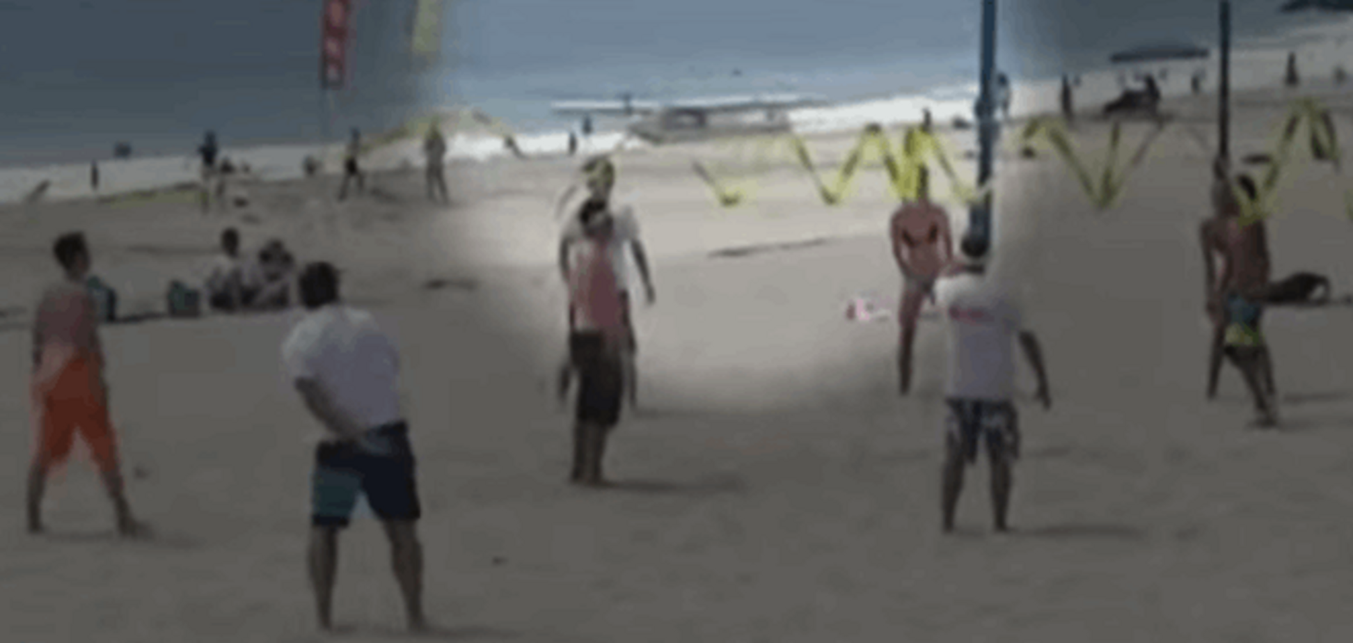 В Калифорнии самолет рухнул на пляж и задел голову ребенка: видеофакт