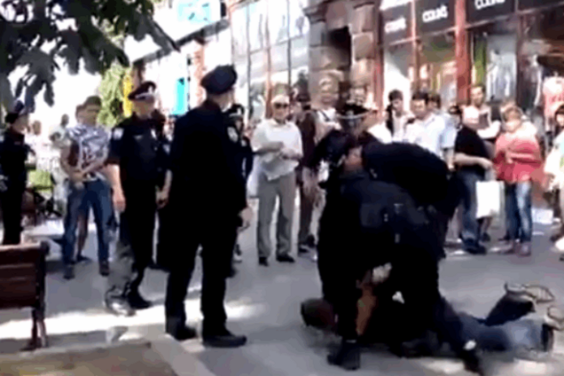 Новая полиция не дремлет: в сети показали задержание на Крещатике