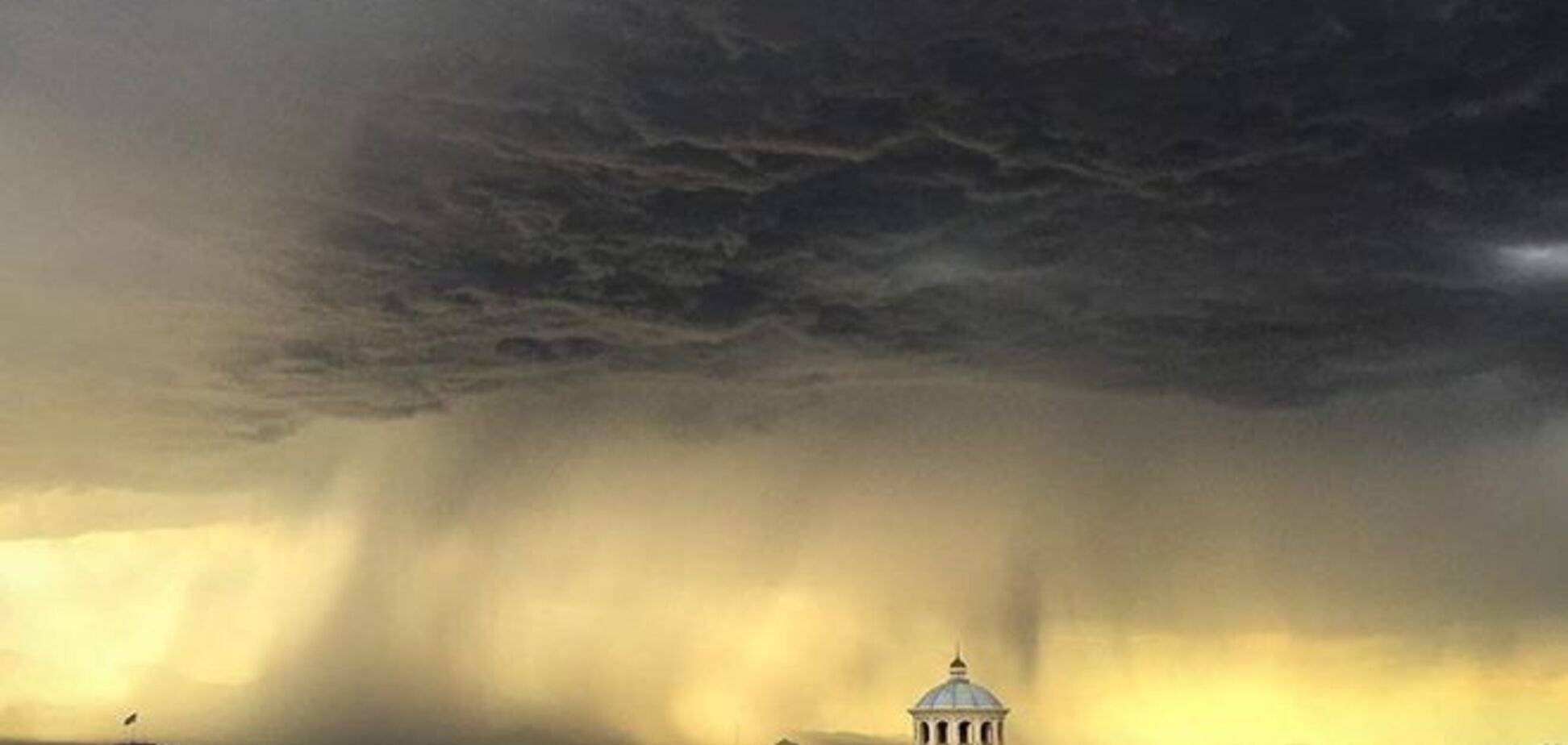 Лас-Вегас утонул. Люди ходят по улицам в спасательных жилетах: фотофакт