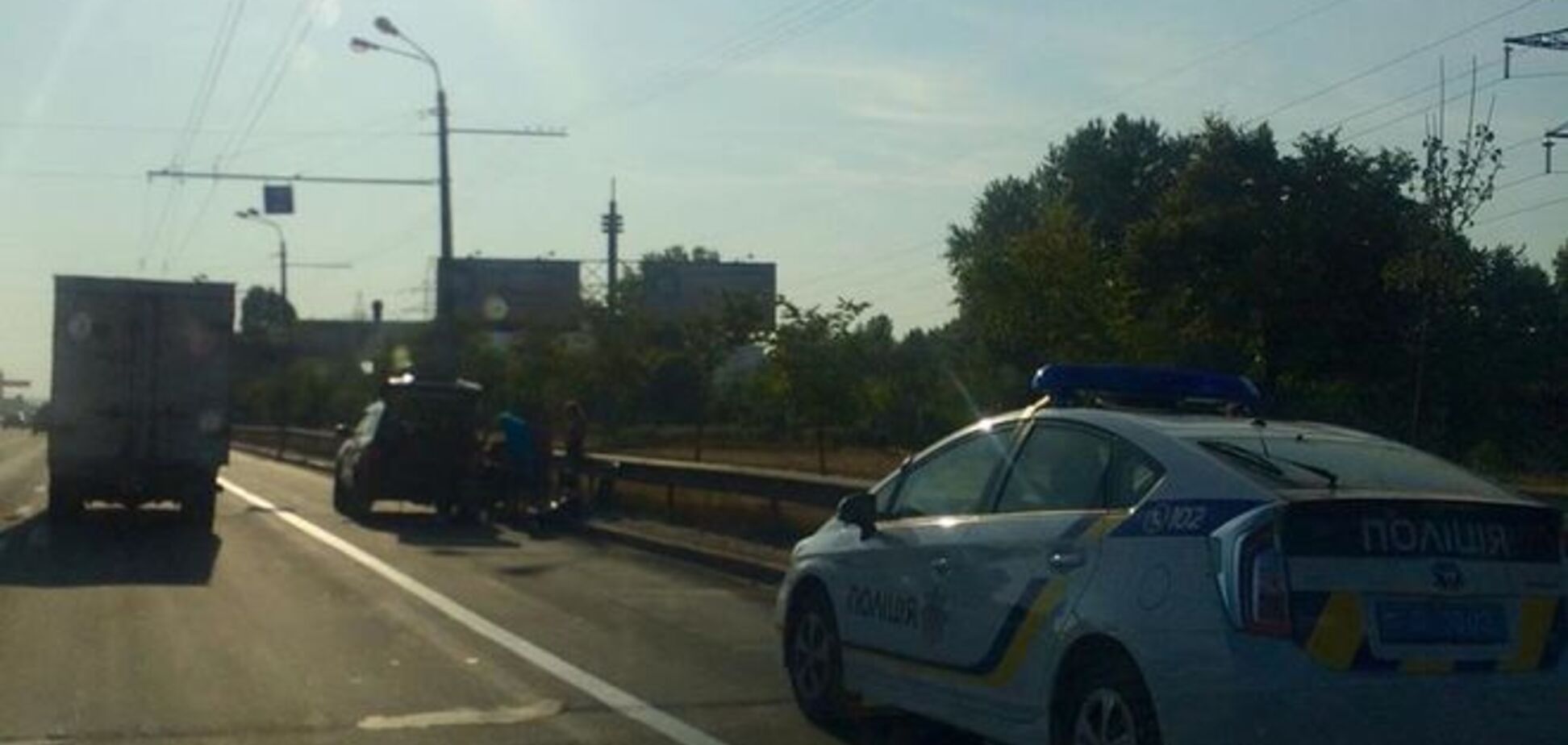 В Киеве экипаж полиции помог женщинам заменить колесо: фотофакт