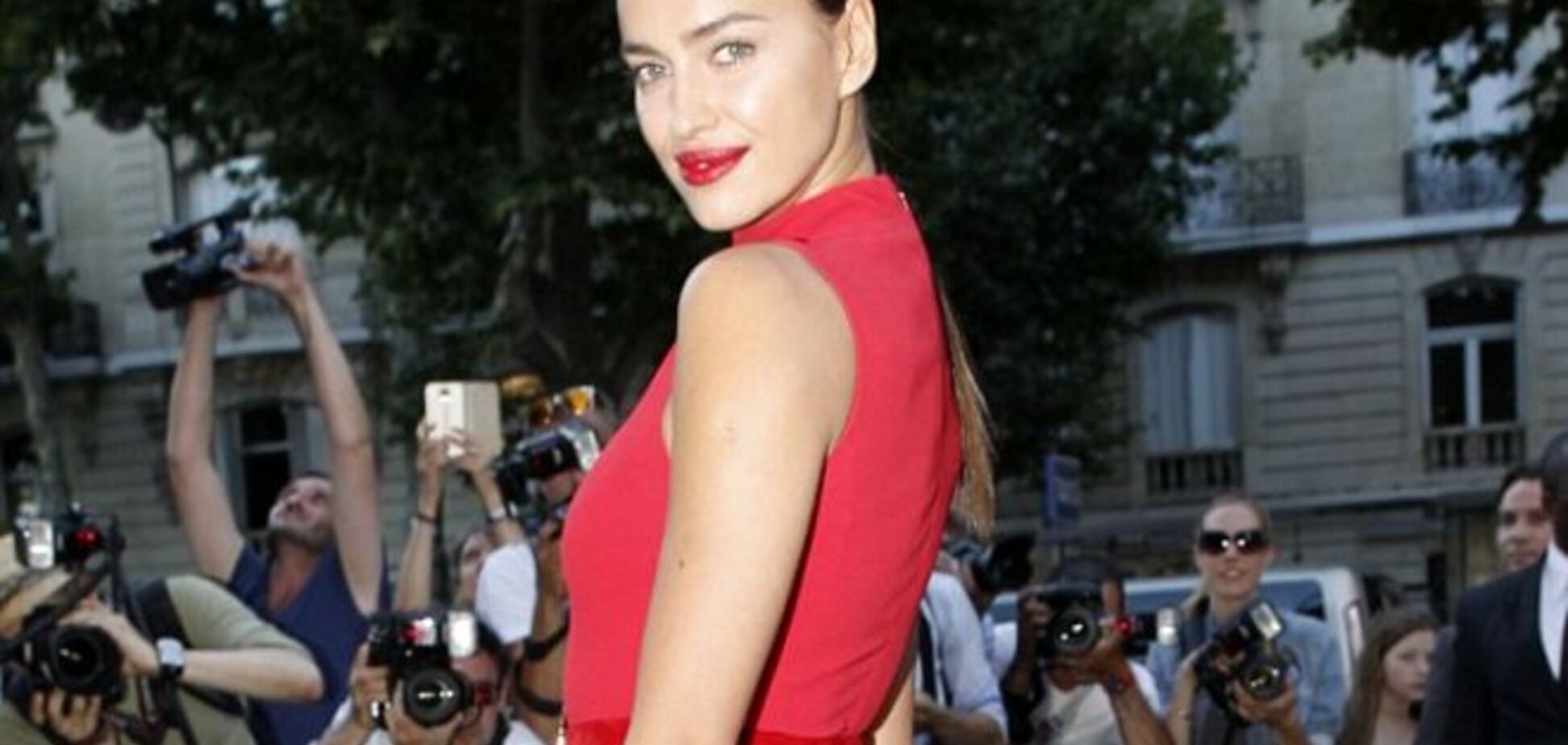 Ирина Шейк показала стройные ноги в красном мини-платье от Versace