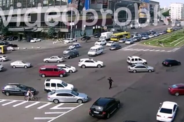 В сети появилось видео, как полицейский в Киеве регулировал движение