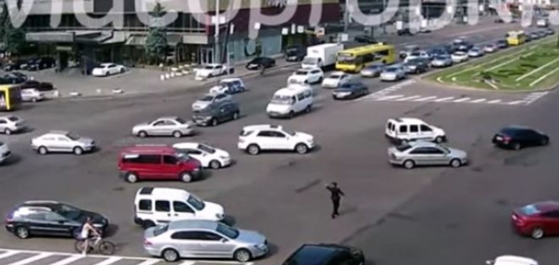 У мережі з'явилося відео, як поліцейський у Києві регулював рух