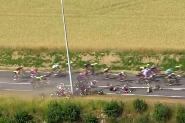 На Тур де Франс произошел массовый завал: жуткое видео