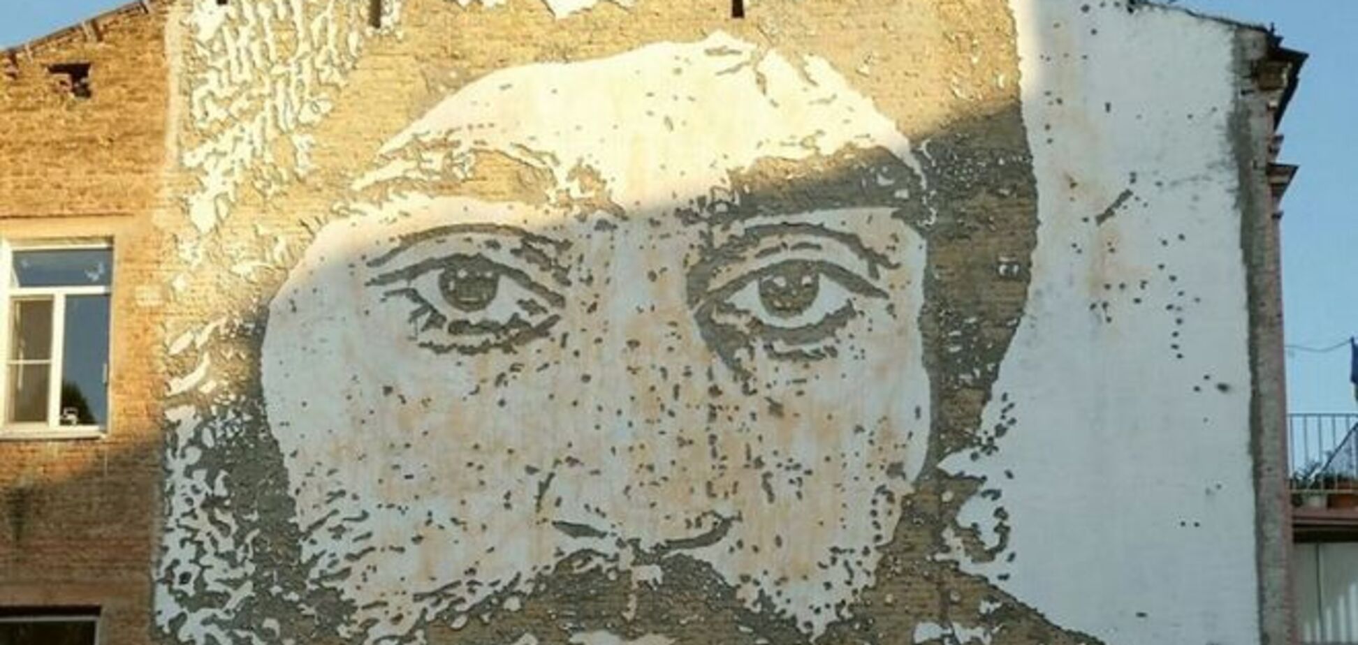 За Сквером Небесной Сотни в Киеве теперь 'присматривает' огромный Нигоян: фото великолепной фрески