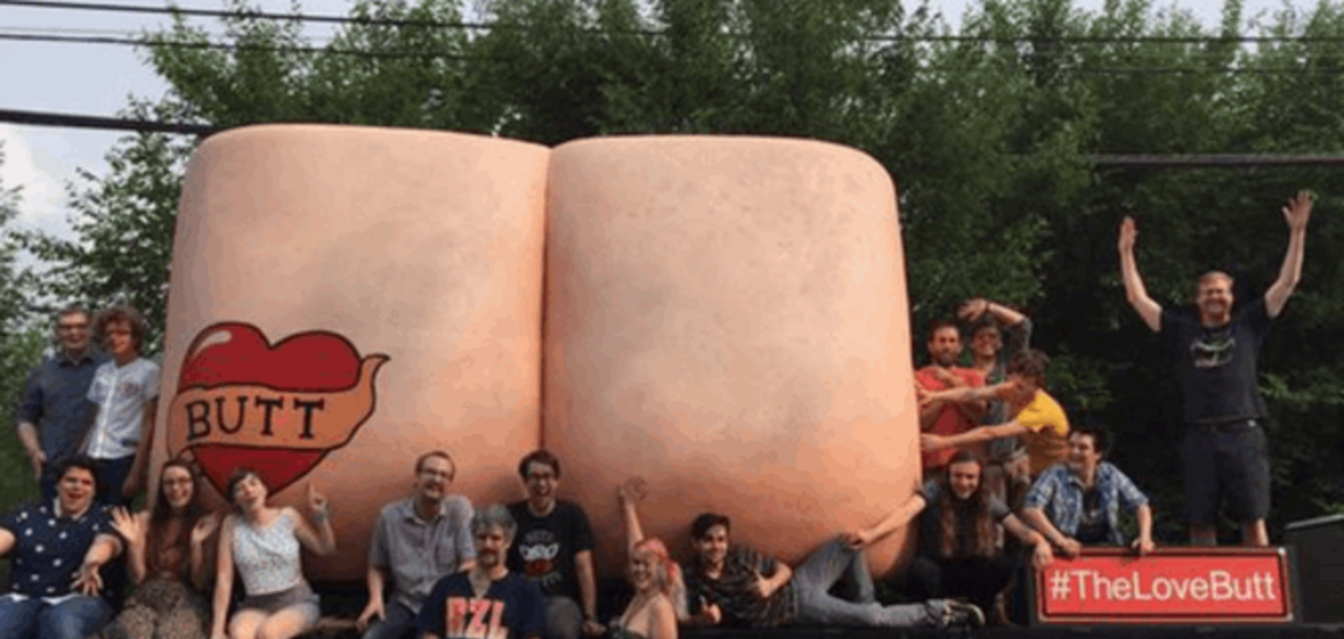 В США юморист возил по стране на грузовике гигантскую 'задницу': опубликованы фото и видео