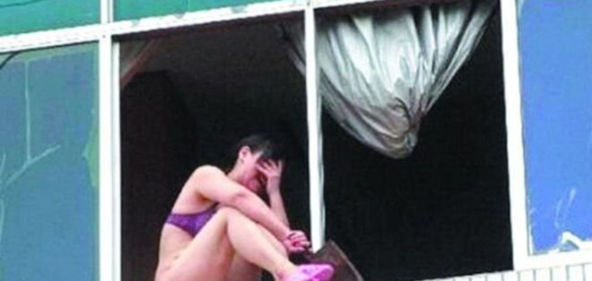 Нелепая гибель: в Китае толпа вынудила девушку прыгнуть с 10-го этажа