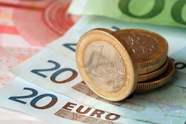 Евро снова упал к доллару из-за Греции