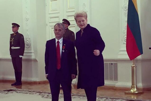 Власти Литвы наградили Джемилева рыцарским крестом: фотофакт