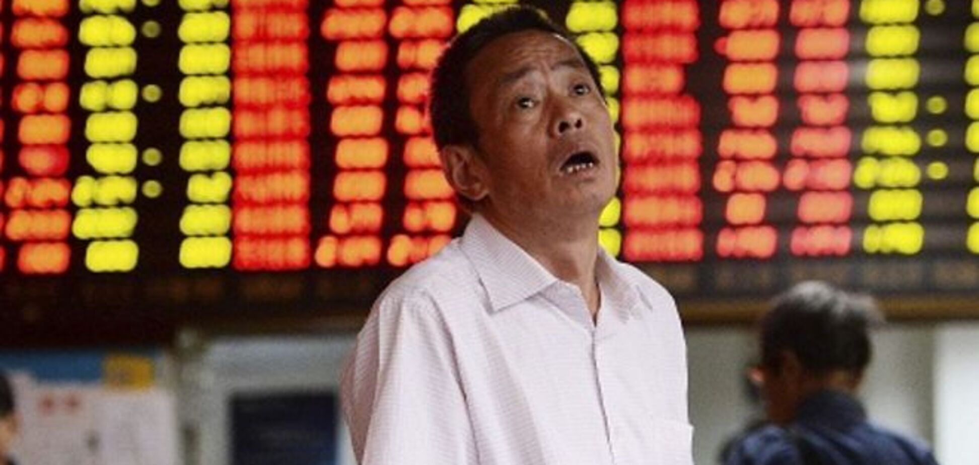 Китайський фондовий ринок обвалився: торги зупинені