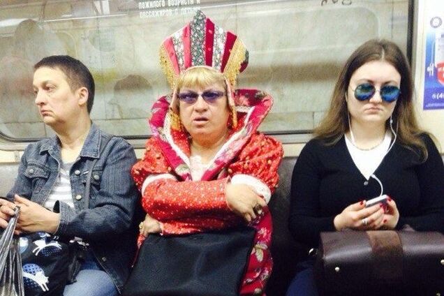  Самые яркие модники петербургского метро: бабушки из 19 века, кокошники и ковбои