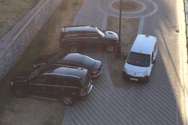 В Киеве застукали героев парковки на прогулочной зоне: фотофакт