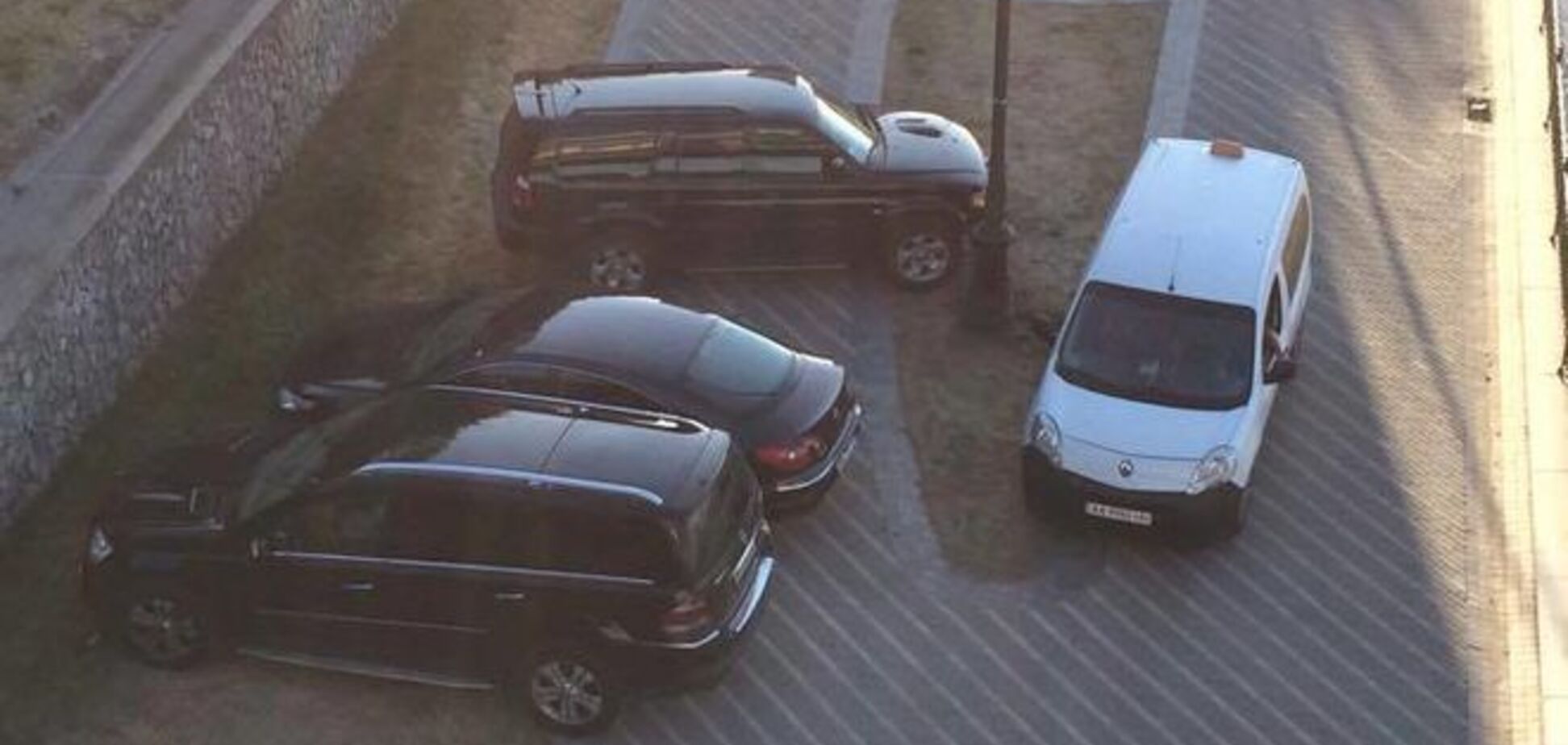 У Києві застукали героїв парковки на прогулянковій зоні: фотофакт