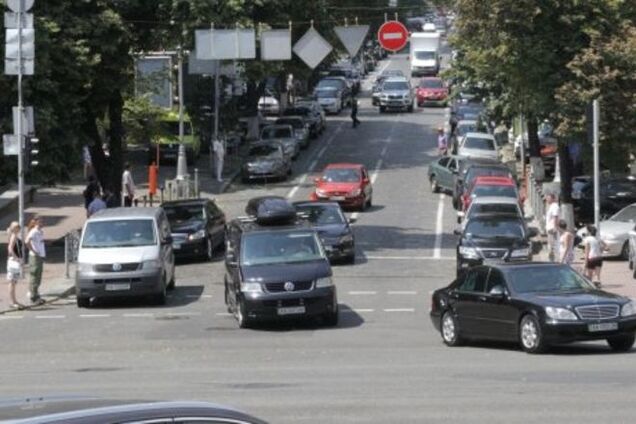 СМИ: кортеж Яценюка нарушил правила на Крещатике