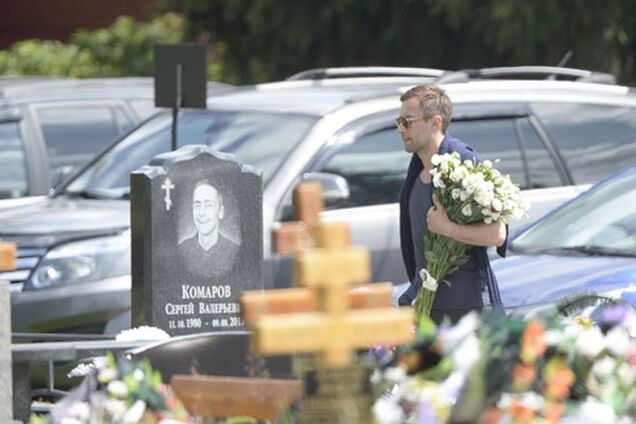 Шепелев принес белоснежный букет на могилу Фриске в день ее рождения: опубликованы фото