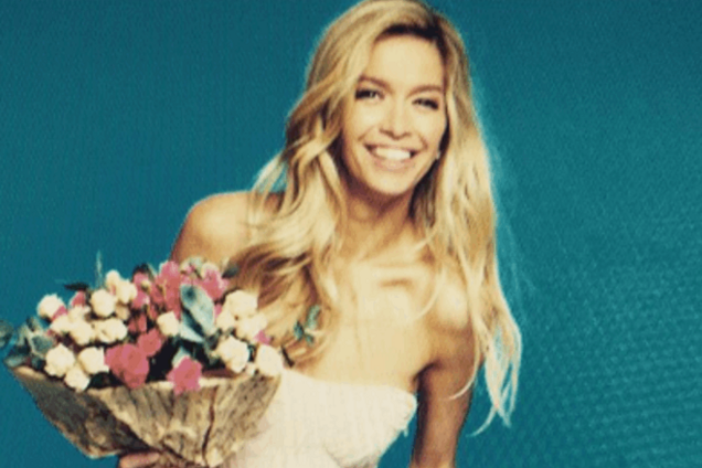 Вера Брежнева поделилась снимком в свадебном платье и с букетом