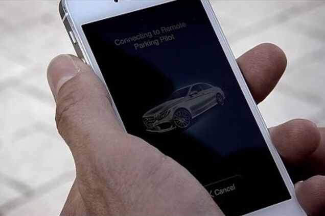 Мечта блондинок за рулем: немцы научат новый Mercedes парковаться с помощью смартфона