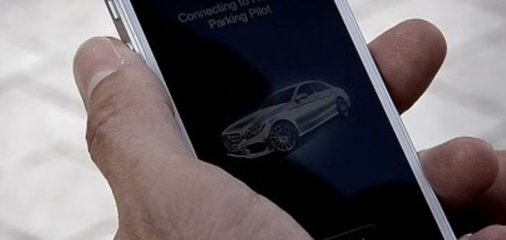Мечта блондинок за рулем: немцы научат новый Mercedes парковаться с помощью смартфона