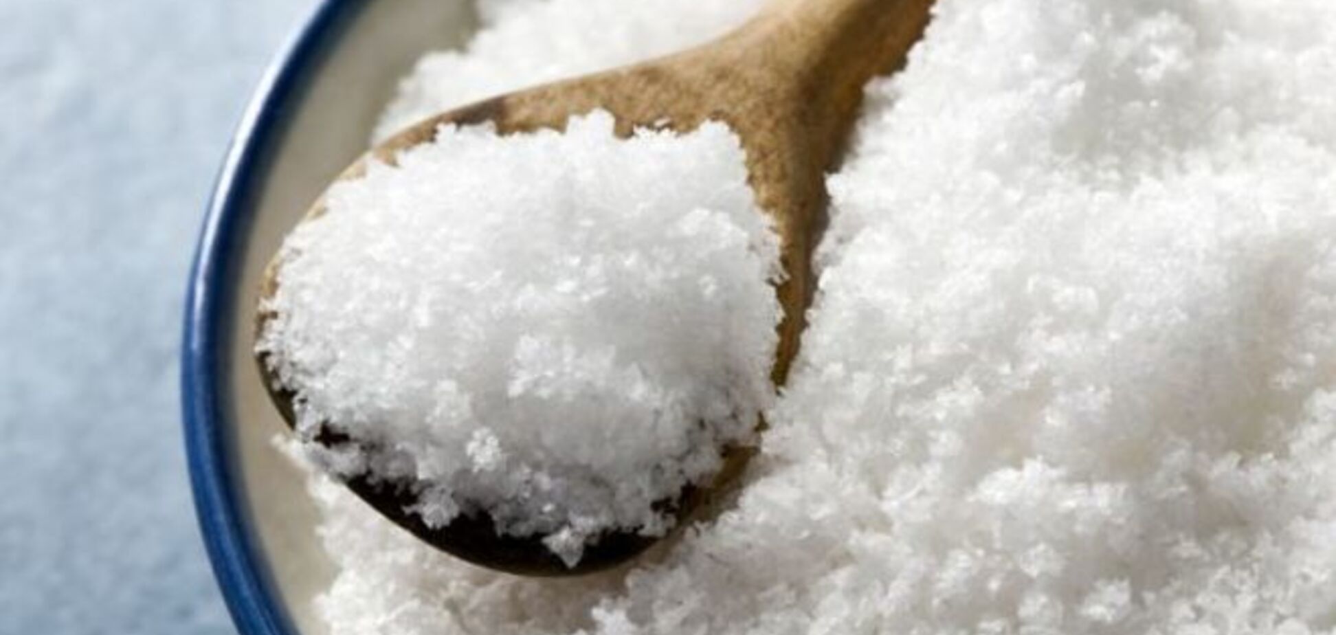 Медики рассказали, почему в жару нужно есть больше соли