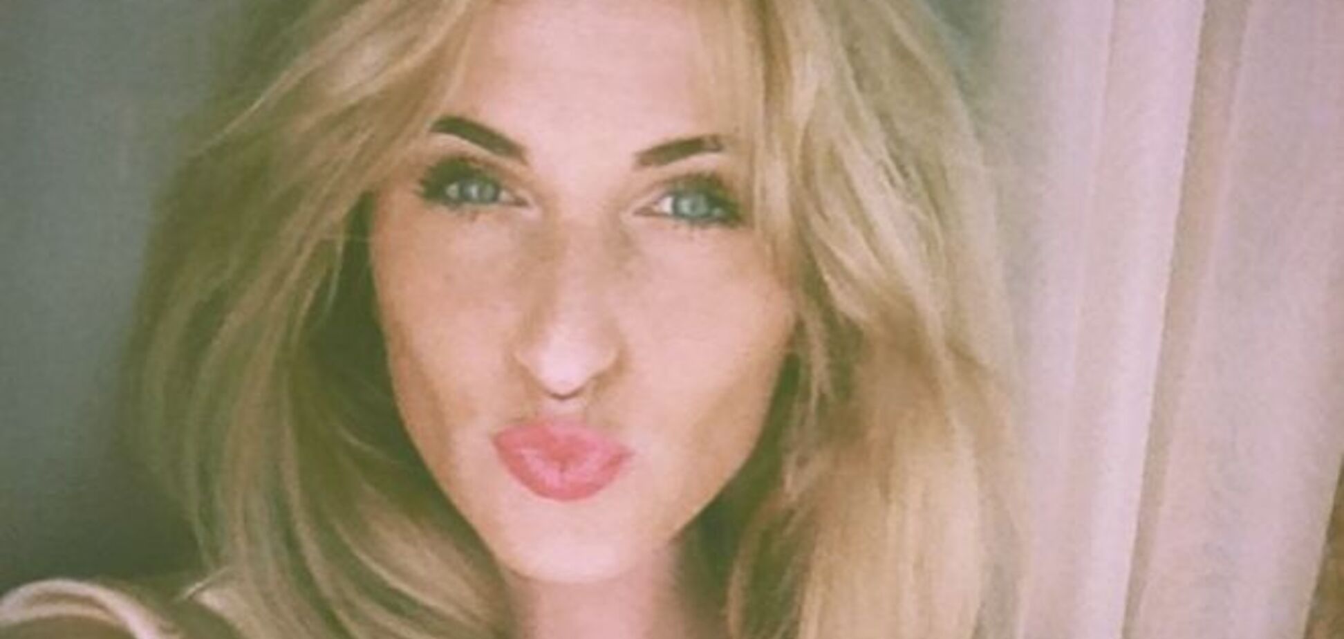 Киевская блондинка-коп выложила в соцсети чувственную фотосессию