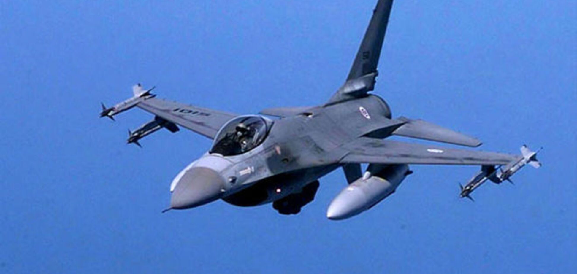 Американський винищувач F-16 врізався в літак: відеофакт