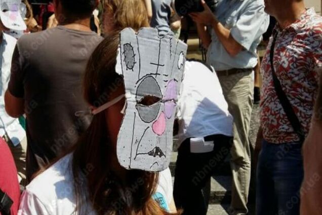 'Артистов-рашистов – за поребрик': активисты провели акцию против звезд-рашистов