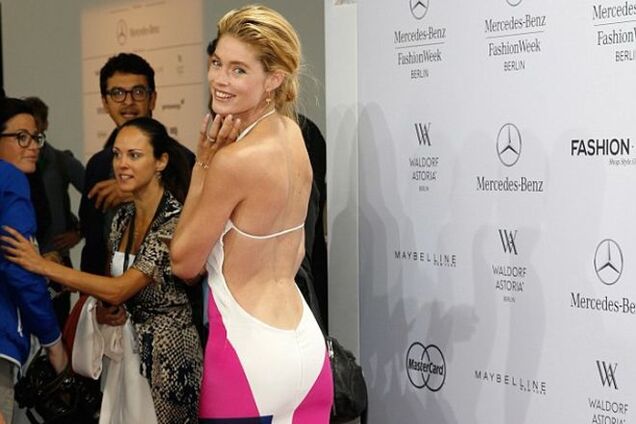 Супермодель Даутцен Крез произвела фурор необычным платьем в Берлине