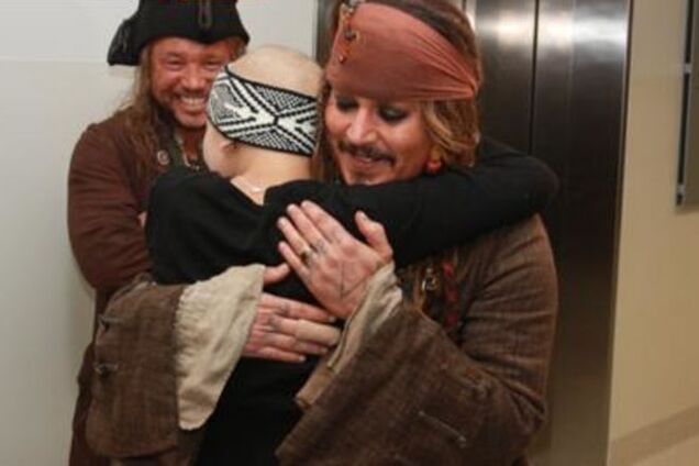 Джонни Депп в образе Джека Воробья осчастливил детей в больнице: трогательные фото и видео