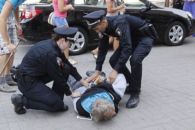 Новые копы в Киеве победили бомжа с клюкой: фотофакт