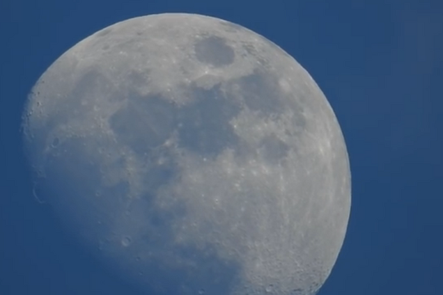 С помощью простого фотоаппарата засняли удивительное видео Луны