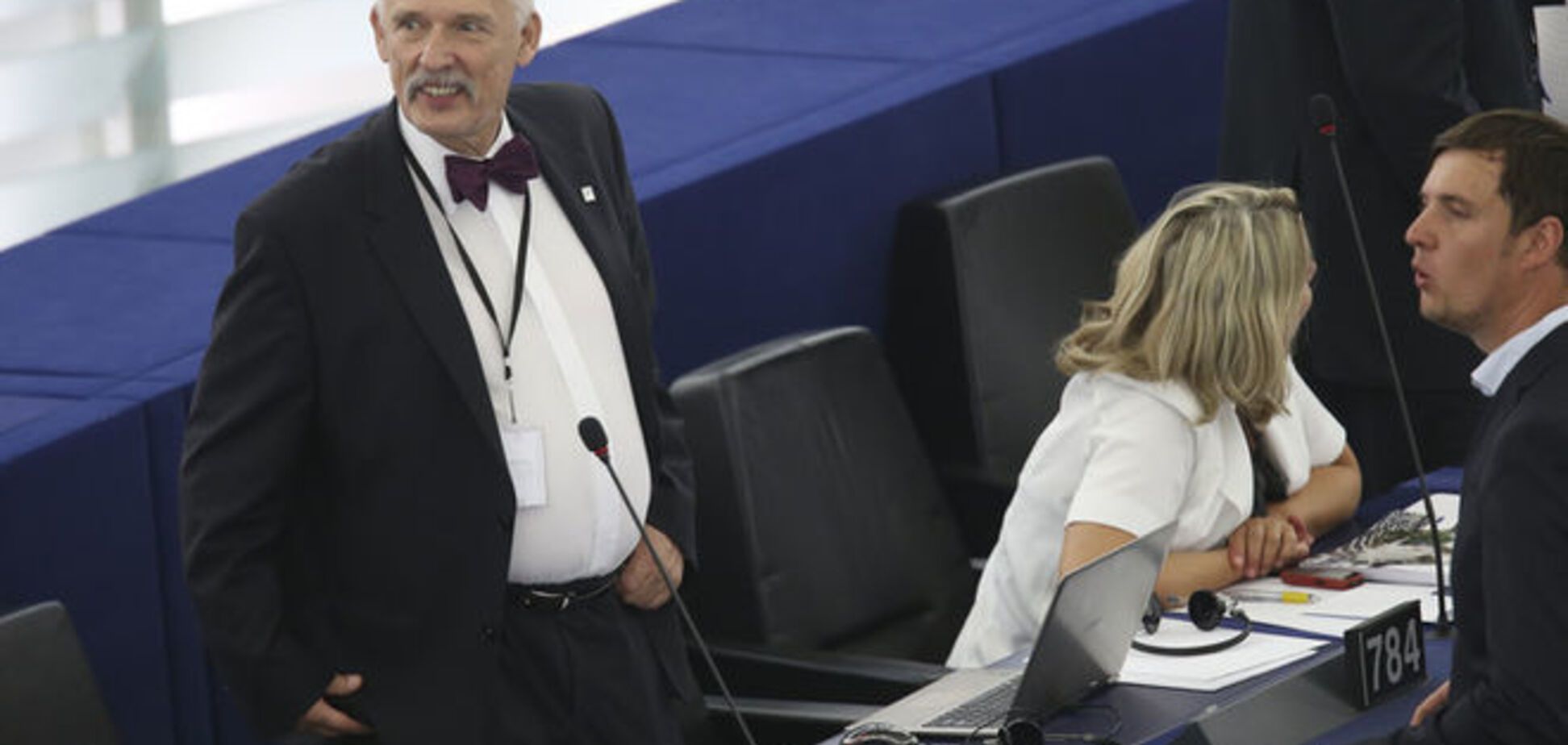 Один рейх, один народ, один билет: польський друг Путина показал в Европарламенте нацистский жест
