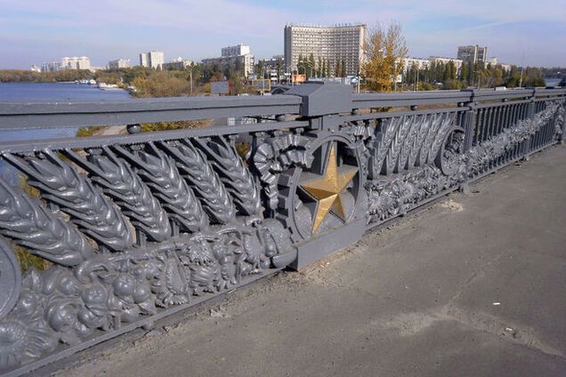 В Киеве демонтируют советские звезды на мосту Патона