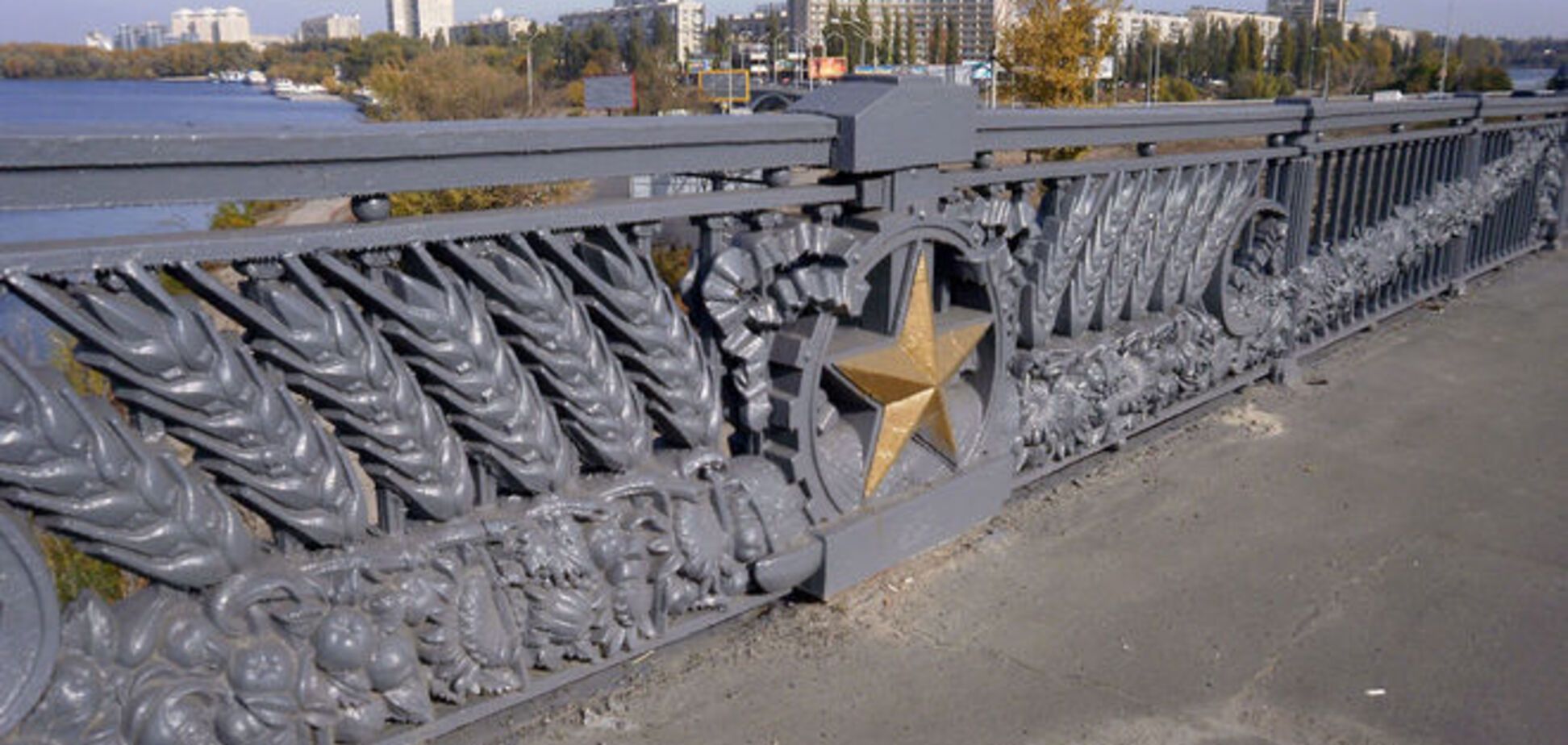 В Киеве демонтируют советские звезды на мосту Патона