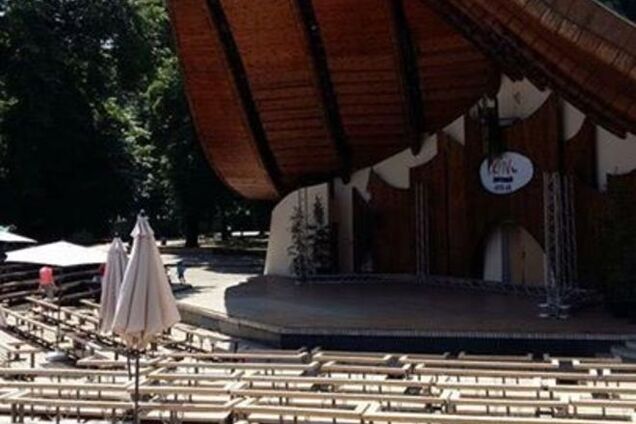 Инцидент в киевском парке: охранник не разрешил фотографироваться на сцене