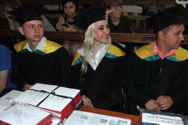 В Донецке студенты надели мантии с цветами украинского флага во время получения 'дипломов ДНР': фотофакт