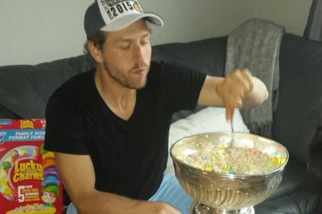 Американский хоккеист нашел необычное применение Кубку Стэнли