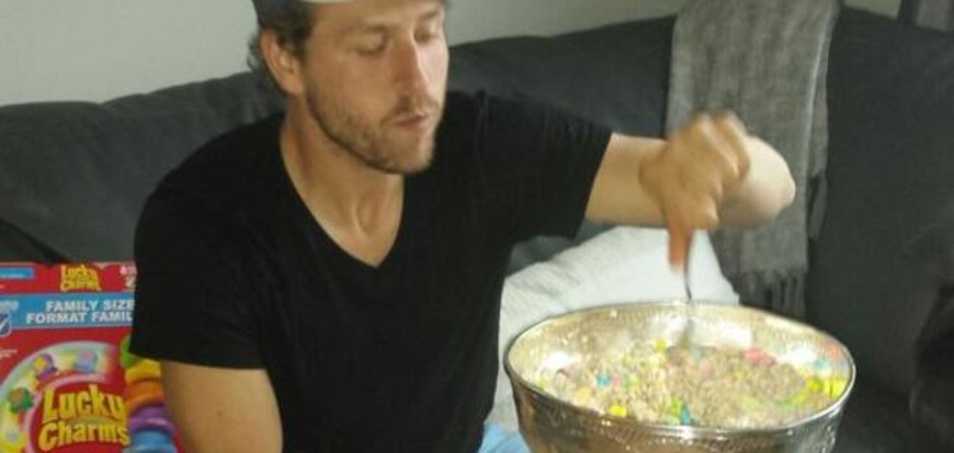 Американский хоккеист нашел необычное применение Кубку Стэнли