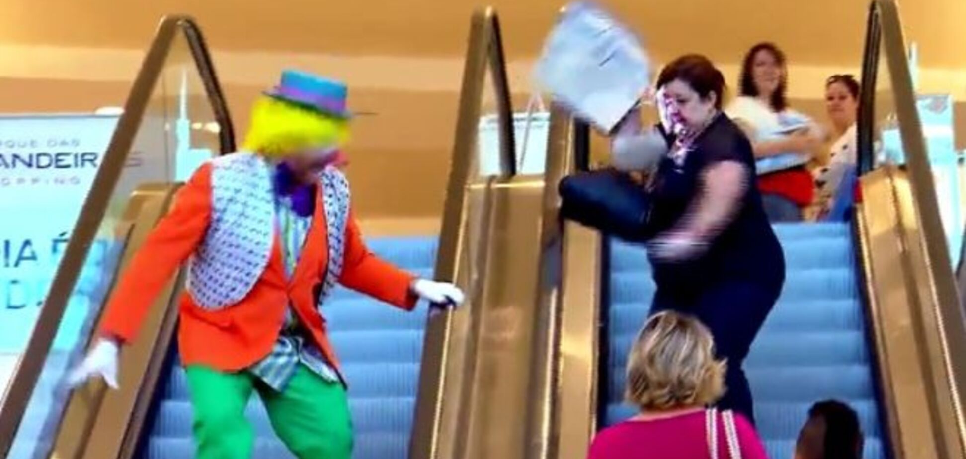 В Бразилии клоун жестоко 'пошутил' над женщиной. Опубликовано видео