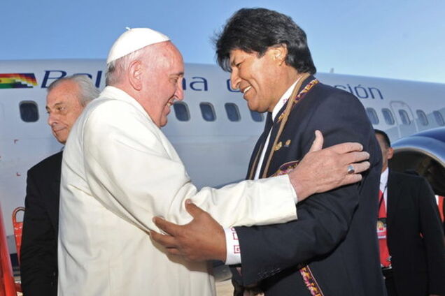 Папа Франциск говорил в Боливии об опасностях капитализма и пил чай из коки