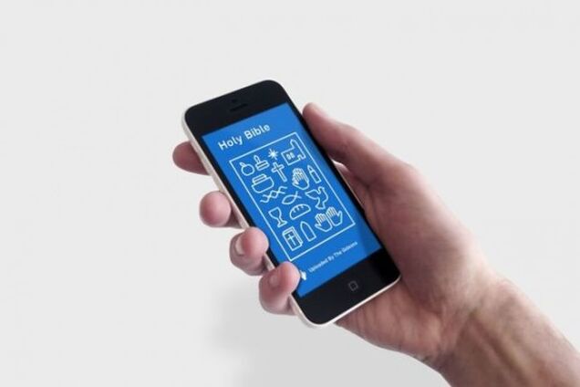 На связи с Богом: храмы Москвы будут раздавать чехлы для гаджетов с цитатами из Библии