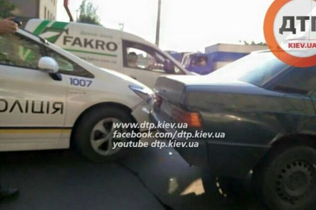 У Києві поліцейський патруль протаранив Мерседес: опубліковані фото і відео
