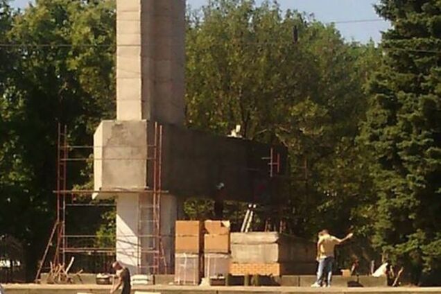 В 'ЛНР' замість зруйнованих будинків відновлюють пам'ятники комуністам: фотофакт