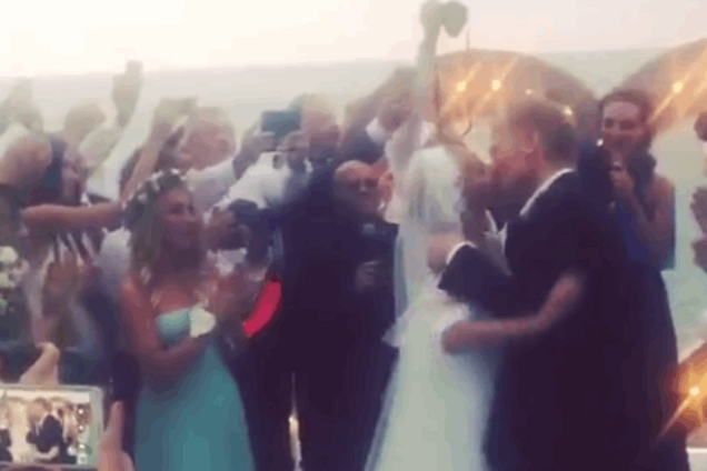 По приказу тамады Песков поцеловал Навку: видеофакт