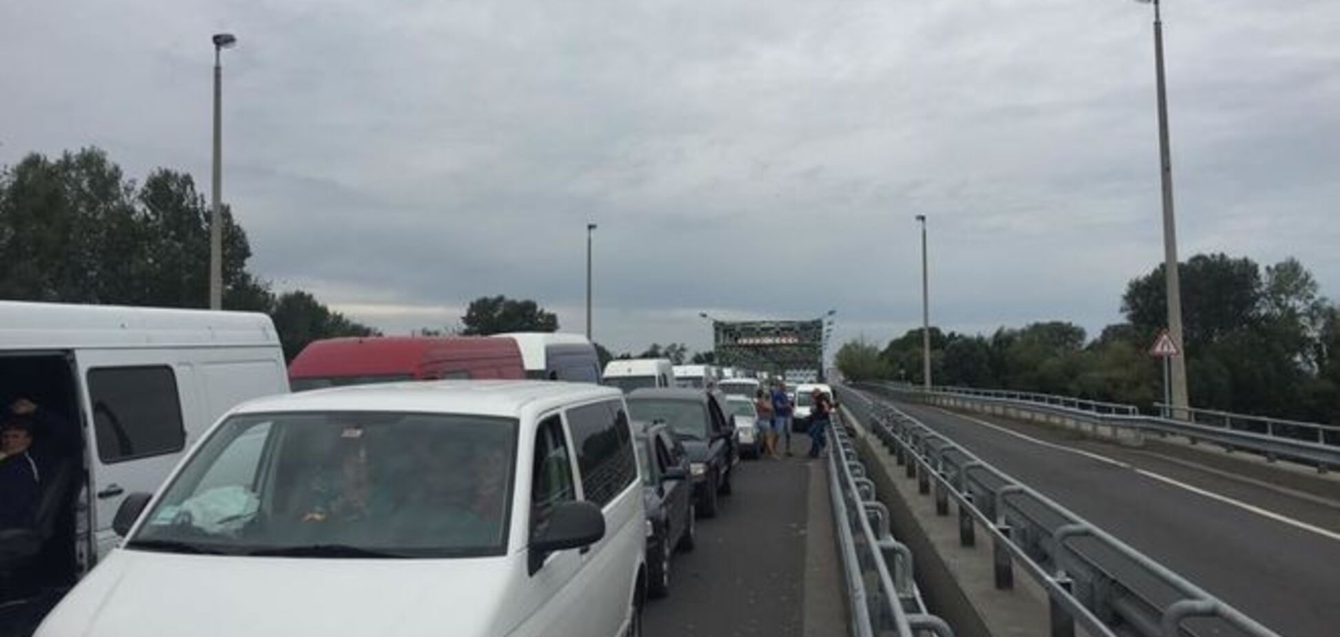 На границе с Венгрией огромные очереди из-за борьбы с контрабандой