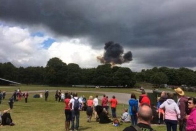 Смертельное авиашоу: в Великобритании на фестивале разбился самолет