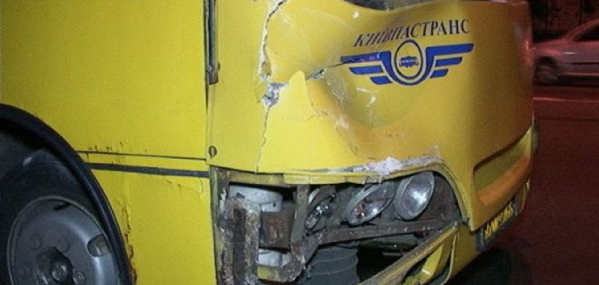 В Киеве маршрутка протаранила такси: опубликованы фото с места ДТП