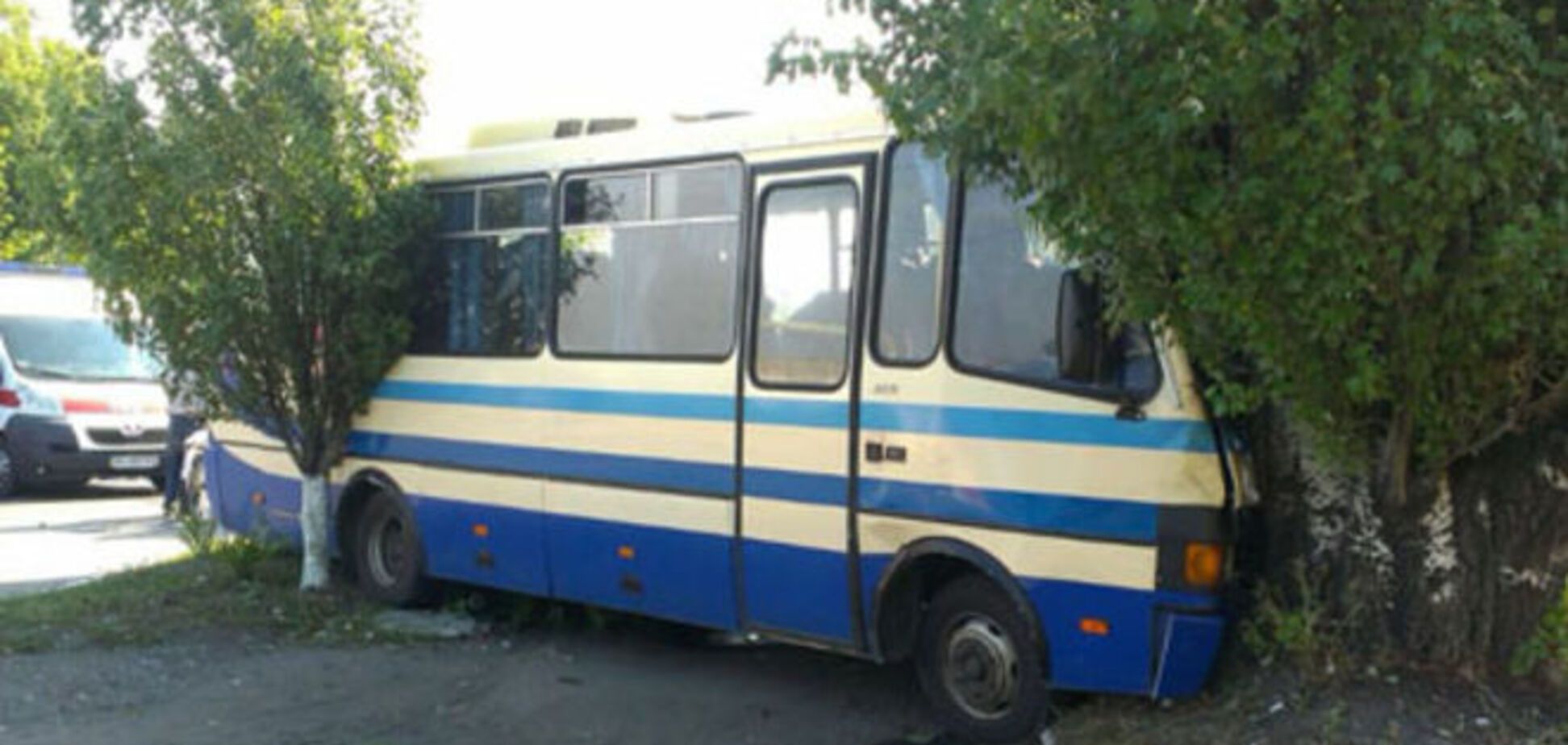 На Донбассе столкнулись маршрутка, грузовик и легковушка: есть пострадавшие